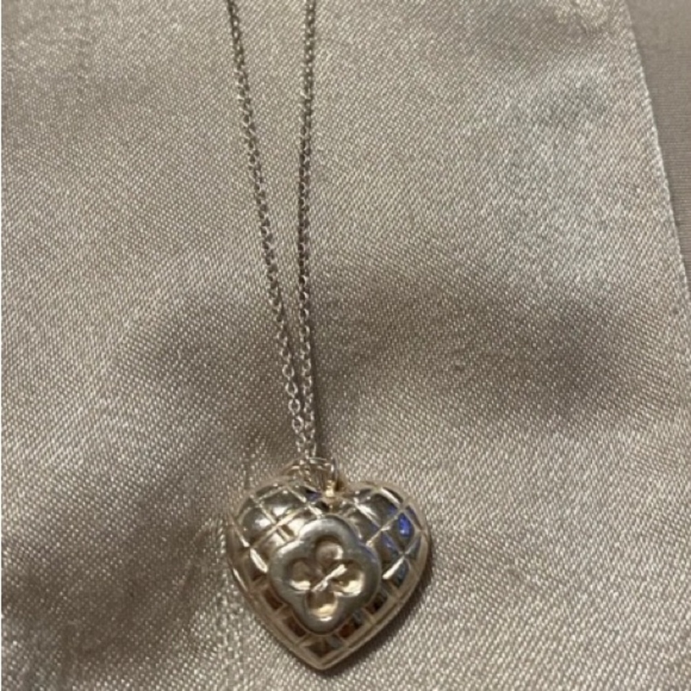 Beautiful Vintage Signed 925 Heidi Klum Thailand Clover Pattern Heart w/18”chain